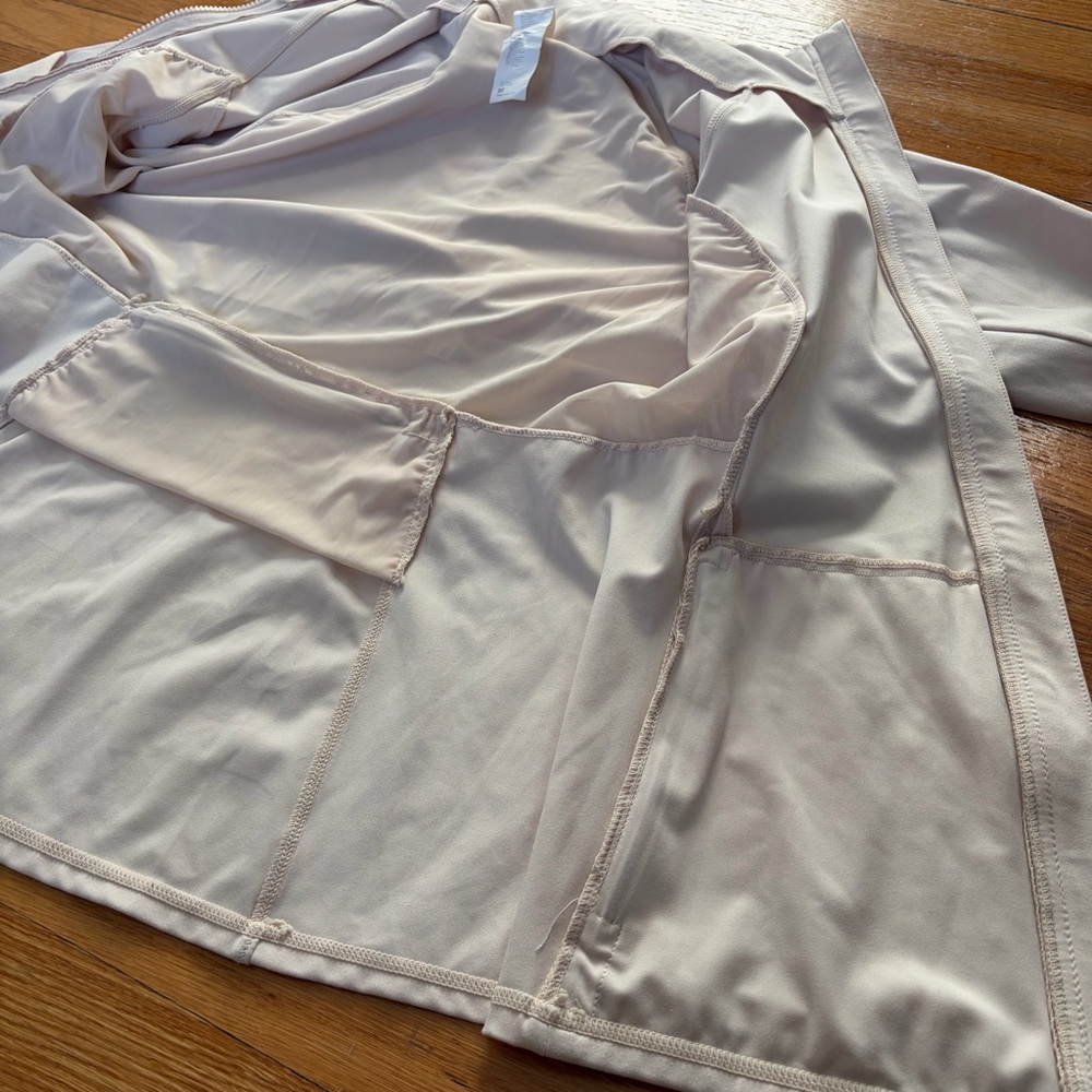 Fabletics white cream workout jacket fitted size M - image 13